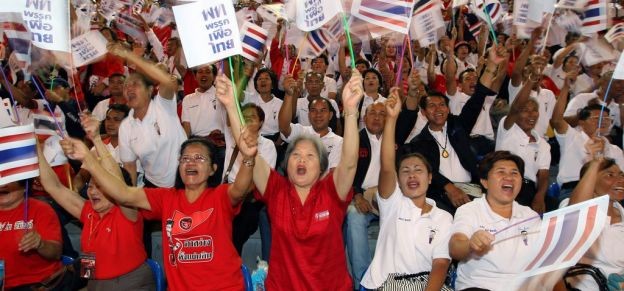 Thailande : le parti Puea Thai conteste la décision de la Cour constitutionnelle - ảnh 1